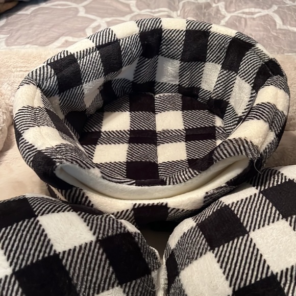 Small dog/cat bed with two pillows. New - Picture 2 of 6